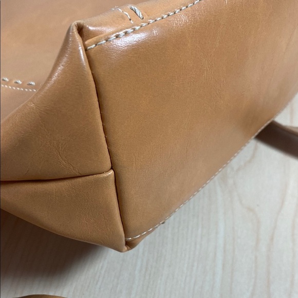 Relic Tan Shoulder Bag with Sleek Design - Picture 8 of 10